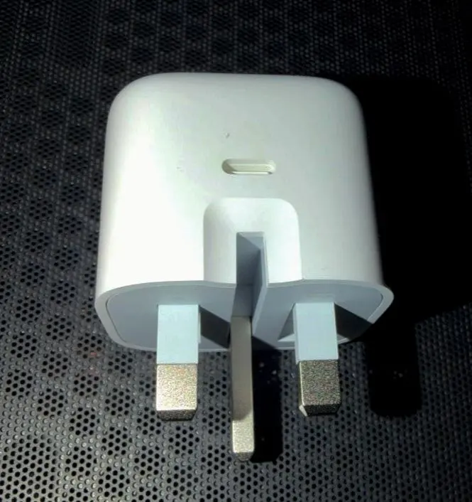 شارژر 40 وات اپل مدل Dynamic، درگاه خروجی USB-C، دارای قابلیت شارژ سریع، گارانتی 18 ماهه