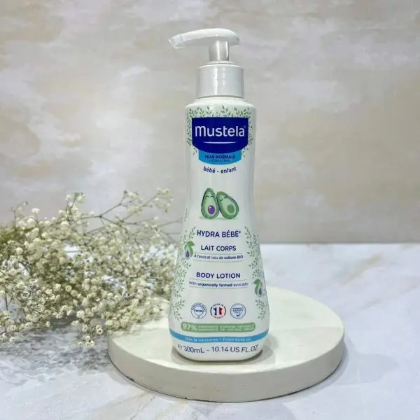 لوسیون بدن کودک موستلا مدل Hydra Bébé با آووکادو حجم ۳۰۰ میلی‌لیتر، مرطوب‌کننده و نرم‌کننده مناسب نوزاد و کودک